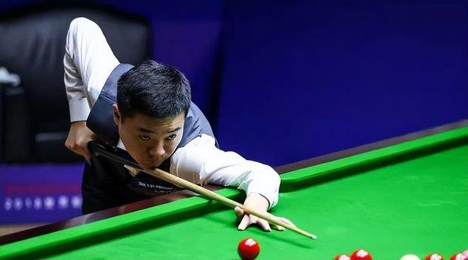 他在足球场 他在足球场